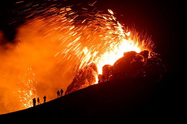 Извержение вулкана в Гелдингадалур на полуострове Рейкьянес в Исландии - Sputnik Латвия