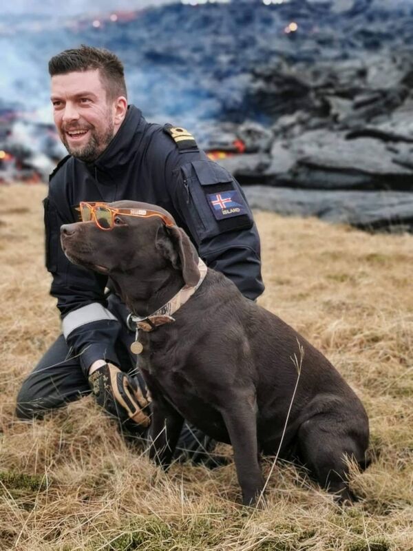Grannārs Sigurdsons, aviomehāniķis no Islandes krasta apsardzes helikoperu eskadriļas vulkāna izvirduma vietā Reikjanesas pussalā Islandē - Sputnik Latvija