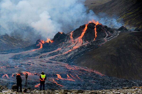 Потоки лавы во время извержения вулкана на полуострове Рейкьянес в Исландии - Sputnik Латвия