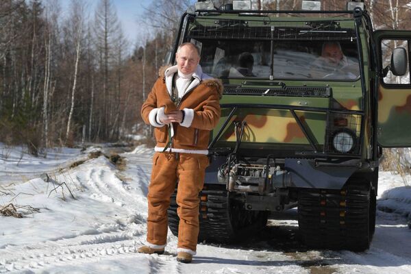Президент РФ Владимир Путин во время прогулки в тайге - Sputnik Латвия