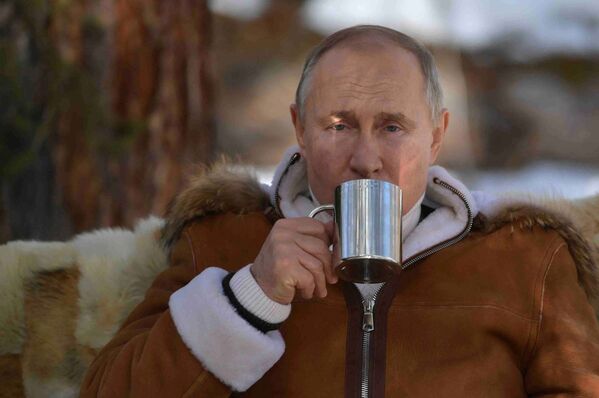 Президент РФ Владимир Путин во время отдыха в тайге - Sputnik Латвия