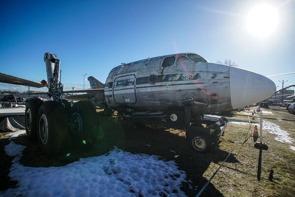 Кабина самолета Ан-24Б и тележка шасси какого-то большого самолета - Sputnik Латвия