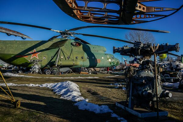 Исполин в коллекции музея - тяжелый транспортный вертолет Ми-6 - Sputnik Латвия