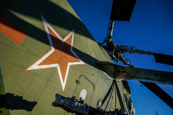 Борт с красной звездой тяжелого транспортного вертолета Ми-6 - Sputnik Латвия