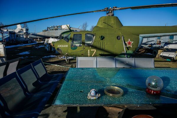 Застолья и встречи друзей проходят в компании советского вертолета Ми-1 - Sputnik Латвия