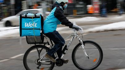 Курьер сервиса доставки еды Wolt