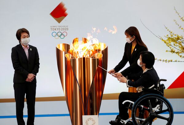 Глава оргкомитета Олимпийских игр - 2020 Сэйко Хасимото во время старта эстафеты огня в префектуре Фукусима  - Sputnik Латвия
