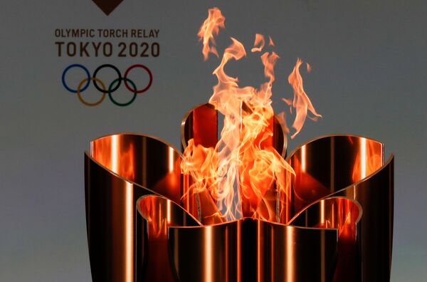 Олимпийский огонь во время эстафеты олимпийского огня в Токио-2020 в префектуре Фукусима, Япония - Sputnik Латвия