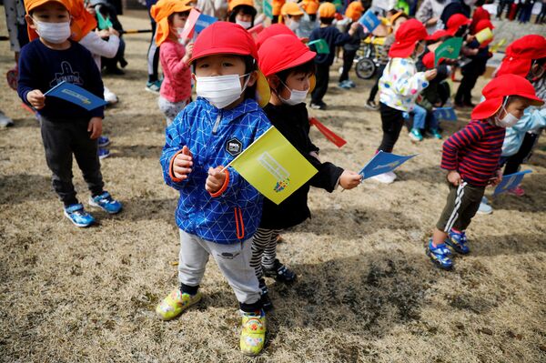 Дети во время эстафеты огня в префектуре Фукусима - Sputnik Латвия