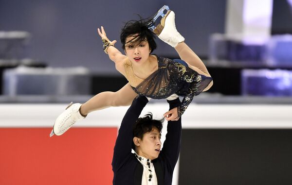 Китайская спортивная пара Вэньцзин Суй и Цун Хан выступают в короткой программе на чемпионате мира по фигурному катанию в Стокгольме, Швеция - Sputnik Латвия