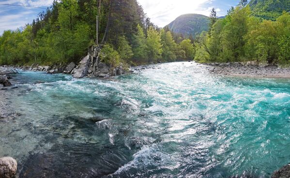 Soča – viena no skaistākajām upēm Eiropā, 138 km gada. Pārsvarā plūst cauri Slovēnijai un turpina ceļu caur Itāliju, līdz ietek Adrijas jūrā - Sputnik Latvija