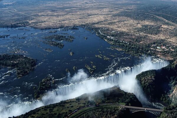 Zambezi ir galvenā upe Āfrikas dienvidaustrumos. Tā slavena ar daudzajām krācēm un ūdenskritumiem. Lielākais no tiem ir Viktorijas ūdenskritums - Sputnik Latvija