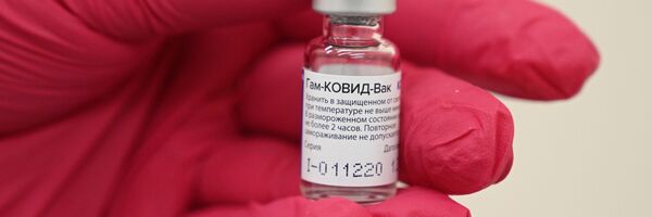 Медицинский работник демонстрирует флакон с I компонентом вакцины Гам-КОВИД-Вак (Спутник V) - Sputnik Латвия
