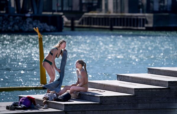 Девушки наслаждаются теплой погодой в Копенгагене - Sputnik Латвия