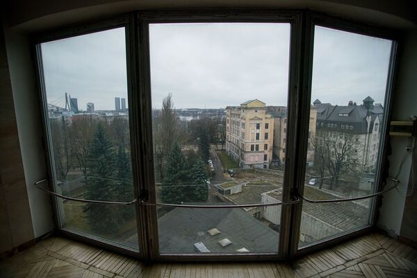 Вид из окна в здании Всемирного торгового центра в Риге (Бывшее здание ЦК Компартии Латвии) - Sputnik Латвия