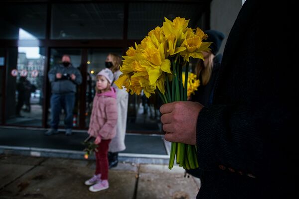 Ко входу в здание  Всемирного торгового центра в Риге (бывшее здание ЦК Компартии Латвии) принесли гроб, пришли люди с цветами - Sputnik Латвия