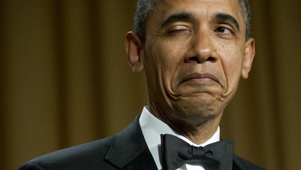 Президент США Барак Обама подмигивает, рассказывая анекдот о месте своего рождения во время ужина Ассоциации корреспондентов Белого дома в Вашингтоне, 2012 год  - Sputnik Латвия