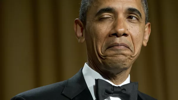 ASV prezidents Baraks Obama piemiedzis aci, stāstot anekdoti par savu dzimšanas vietu Baltā nama korespondentu asociācijas vakariņās Vašingtonā, 2012. gads
 - Sputnik Latvija
