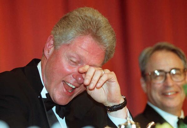 Президент США Билл Клинтон вытирает слезы от смеха после шутки комика Эла Франкена, 1996 год. - Sputnik Латвия