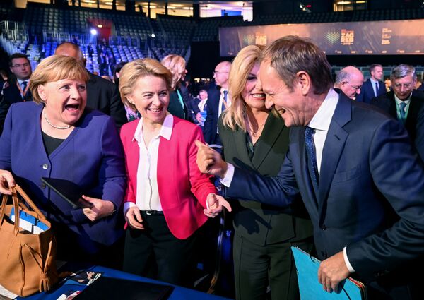 Prezidents Donalds Tusks smejas kopā ar Vācijas kancleri Angelu Merkeli, EK prezidenti Urzulu fon der Leienu un Horvātijas prezidenti Kolindu Grabaru Kitaroviču Eiropas Tautas partijas kongresā Zagrebā, 2019. gads - Sputnik Latvija