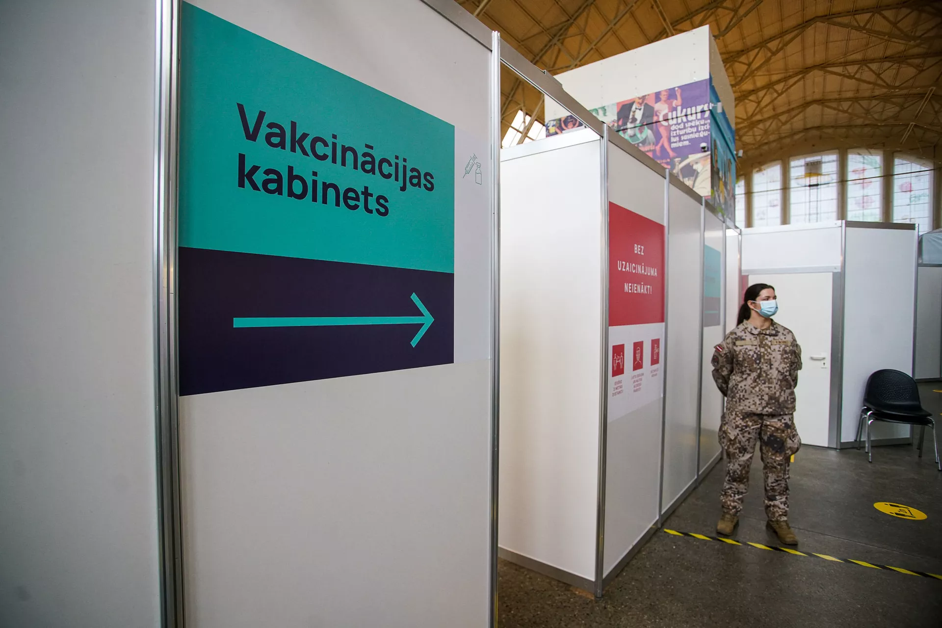 В центре вакцинации в гастрономическом павильоне Центрального рынка в Риге - Sputnik Латвия, 1920, 01.06.2021