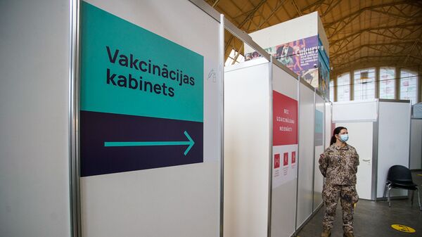 В центре вакцинации в гастрономическом павильоне Центрального рынка в Риге - Sputnik Латвия