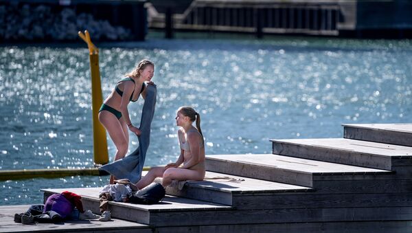 Девушки наслаждаются теплой погодой в Копенгагене - Sputnik Latvija
