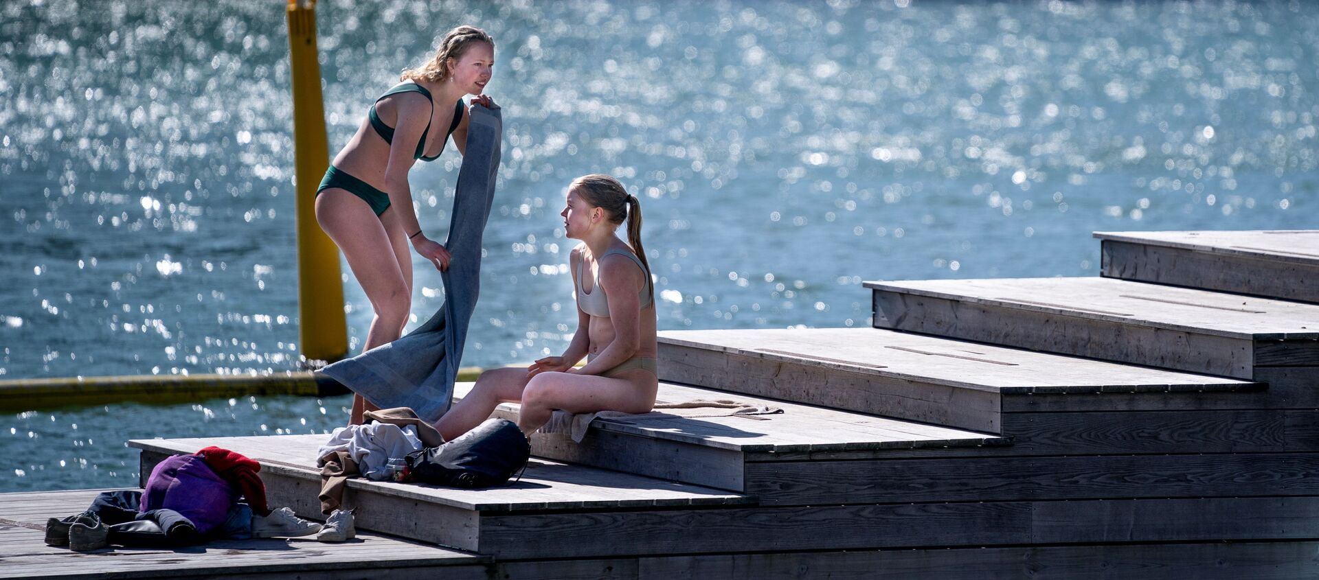 Девушки наслаждаются теплой погодой в Копенгагене - Sputnik Latvija, 1920, 02.04.2021