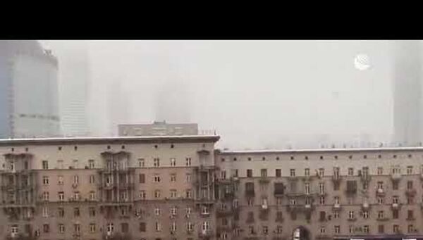 Зима напомнила, что она еще здесь: Москву снова завалило снегом - Sputnik Latvija