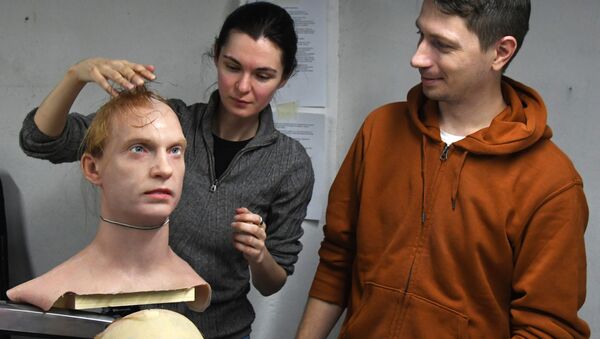 Promobot Tālo Austrumu filiāles direktors Pjotrs Čegodajevs un viņa vietniece Aleksandra Čegodajeva strādā ar mākslīgās ādas eksperimentālajiem paraugiem mākslīgās ādas izstrādes laboratorijā - Sputnik Latvija