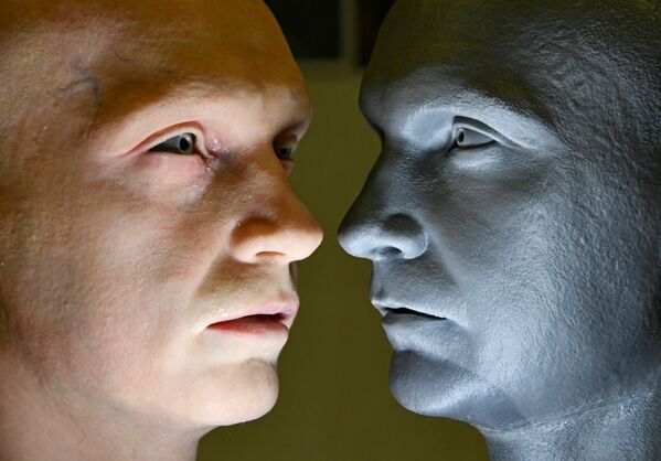 Голова робота-гуманоида (слева), разработанного компанией Promobot, рядом с моделью головы. - Sputnik Латвия