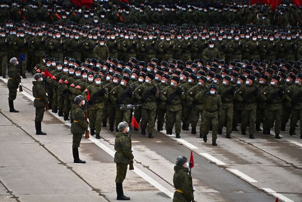 Военнослужащие во время репетиции военного парада, приуроченного к 76-летию Победы в Великой Отечественной войне, в подмосковном Алабине. - Sputnik Латвия