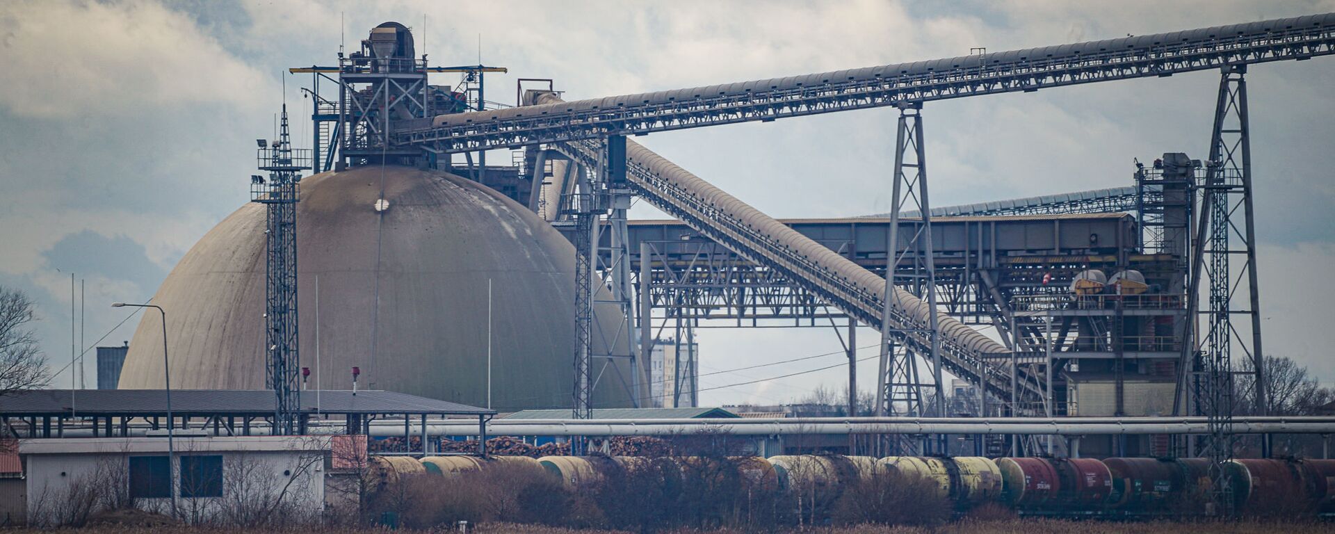 Терминал навалочных грузов в Рижском порту - Sputnik Латвия, 1920, 24.03.2026