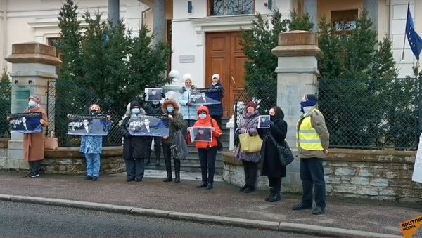 С момента ареста ничего не известно: таллинцы вышли на пикет в поддержку правозащитника Середенко - Sputnik Латвия