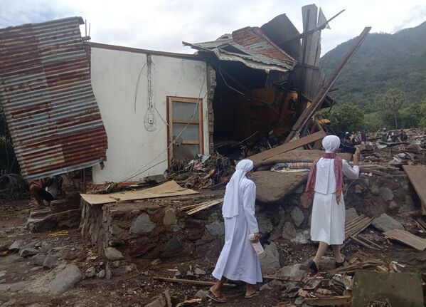 Монахини у разрушенных тропическим циклоном домов в индонезийской провинции Восточная Нуса - Тенгара - Sputnik Латвия
