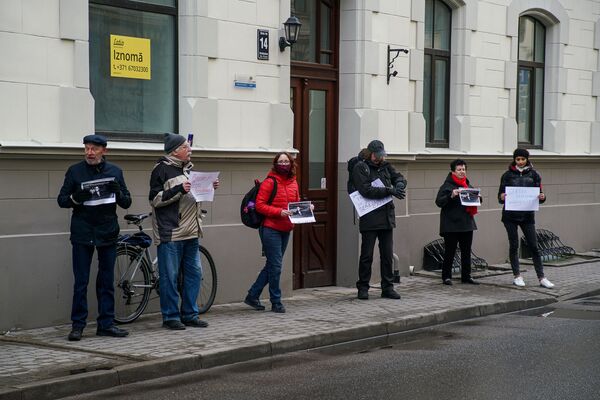 У посольства Эстонии в Риге прошел пикет в поддержку юриста-правозащитника Сергея Середенко. - Sputnik Латвия
