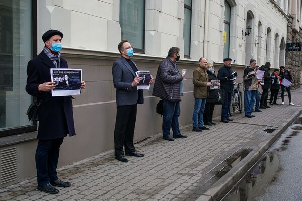 Пикет в поддержку юриста-правозащитника Сергея Середенко у посольства Эстонии в Риге. - Sputnik Латвия