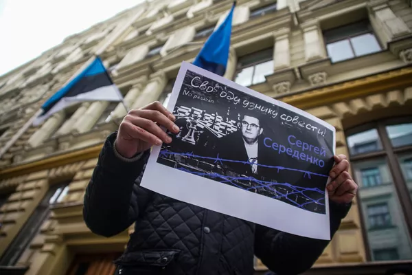 На пикет к посольству Эстонии в Риге активисты принесли плакаты с требованием Свободу узнику совести! Сергею Середенко.  - Sputnik Латвия