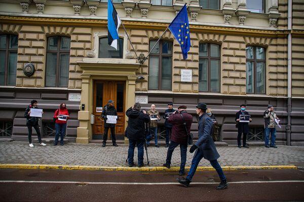 Пикет в поддержку юриста-правозащитника Сергея Середенко в посольства Эстонии в Риге. - Sputnik Латвия