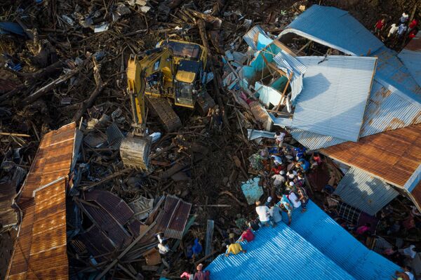 Tropiskajā ciklonā sagrautas mājas Austrumnusas-Tengaras provincē Indonēzijā - Sputnik Latvija
