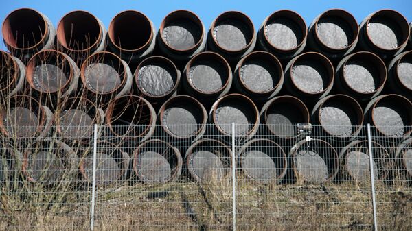 Склад труб для строительства газопровода Северный поток - 2 в порту города Засниц в Германии - Sputnik Латвия