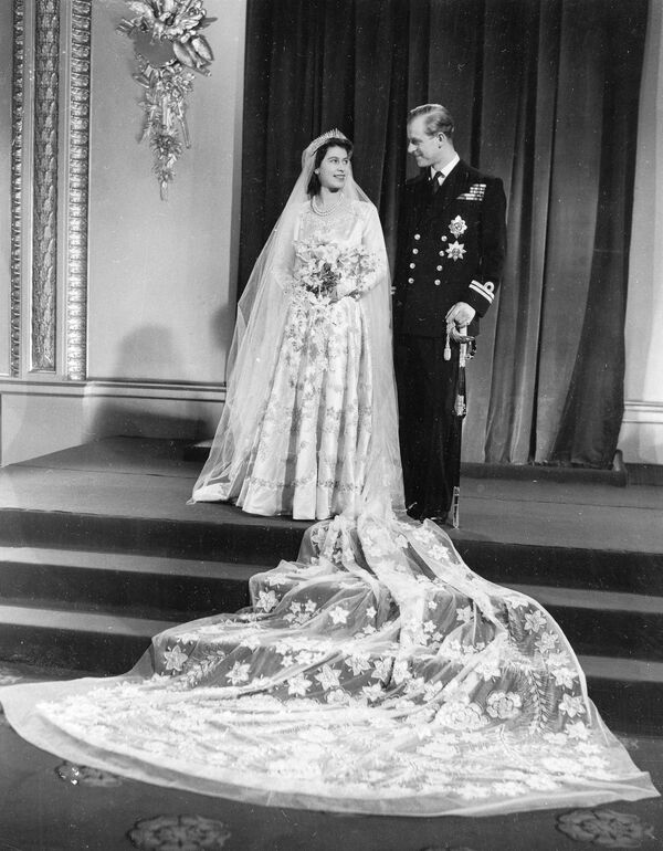 Princeses Elizabetes II un prinča Filipa oficiālā kāzu fotogrāfija - Sputnik Latvija