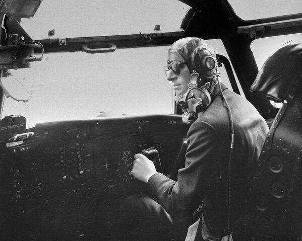 Princis Filips, Edinburgas hercogs vada lidmašīnu - Sputnik Latvija