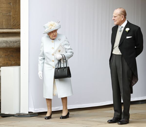 Lielbritānijas karaliene Elizabete II un princis Filips princeses Eiženijas un Džeka Bruksbenka kāzās, 2018. gads - Sputnik Latvija