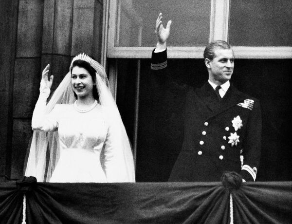 Британская королева Елизавета II и принц Филипп в день своей свадьбы в Лондоне, 1947 год - Sputnik Латвия