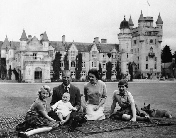 Королева Англии Елизавета II и ее муж принц Филипп и трое их детей в замке Балморал - Sputnik Латвия