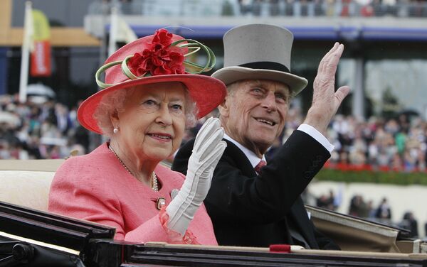 Lielbritānijas karaliene Elizabete II un princis Filips apmeklē sacīkstes Royal Ascot  - Sputnik Latvija