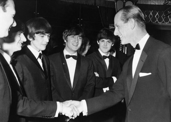 Принц Филипп на встрече с группой The Beatles в Лондоне, 1964 год - Sputnik Латвия