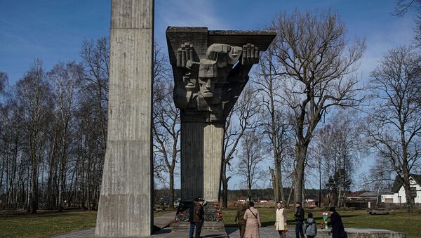 Международный день освобождения узников нацистских концлагерей: возложение цветов у Саласпилсского мемориала   - Sputnik Латвия