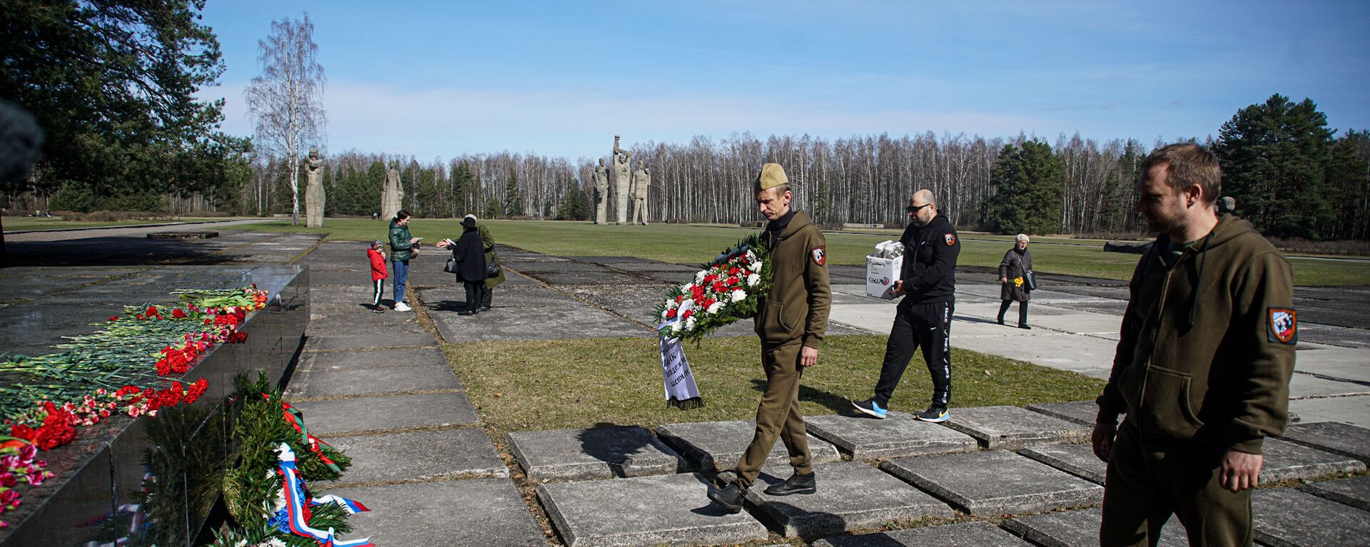 Международный день освобождения узников нацистских концлагерей: возложение цветов у Саласпилсского мемориала - Sputnik Латвия, 1920, 11.04.2021